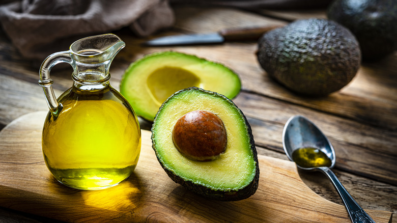 https://www.thedailymeal.com/img/gallery/the-science-that-suggests-you-might-want-to-skip-aldis-avocado-oil/intro-1697646986.jpg