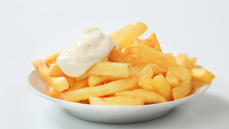 Fries with mayo