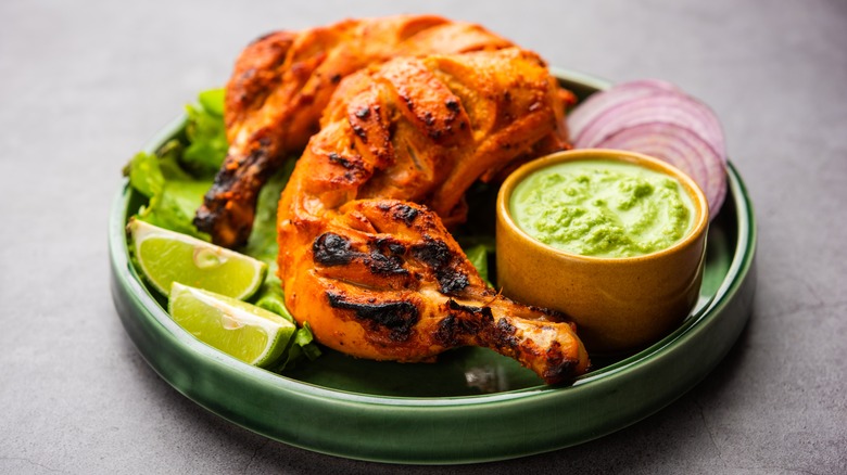 tandoori chicken with onions, lemons, and mint chutney