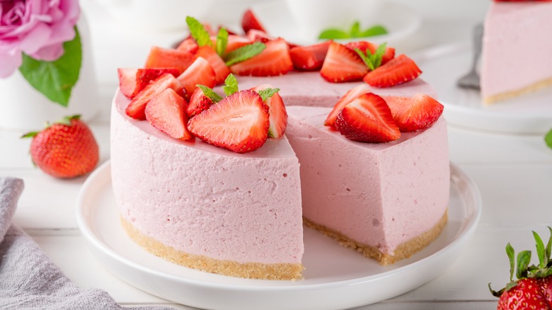 Strawberry no-bake cheesecake