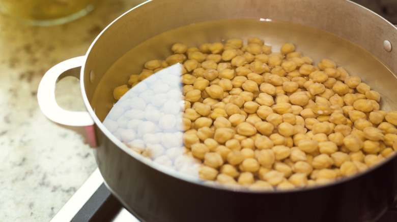 Soaking chickpeas in a pan