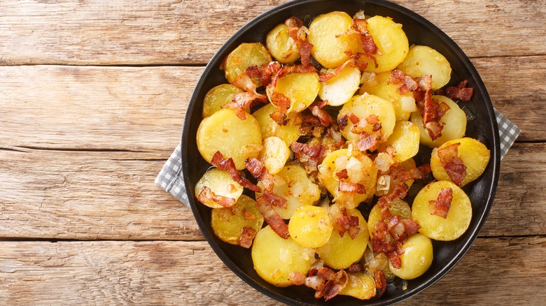 Roasted slices of potato with pancetta