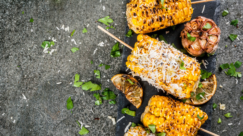 Corn on the cob with lemon, garlic and parmesan