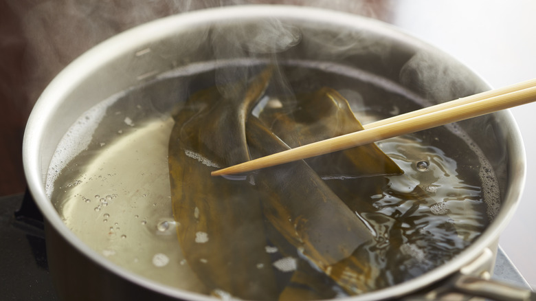 making dashi with kombu