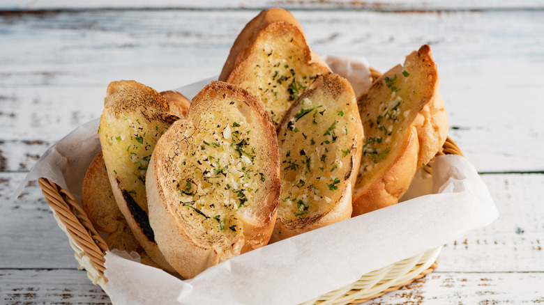 basket of garlic bread