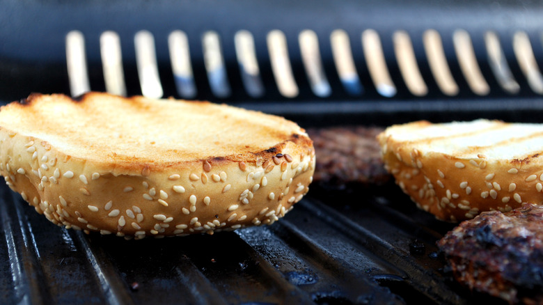 The Simple Fix To Avoid A Soggy Burger Bun   Toast Your Buns To Perfection 1690486417 