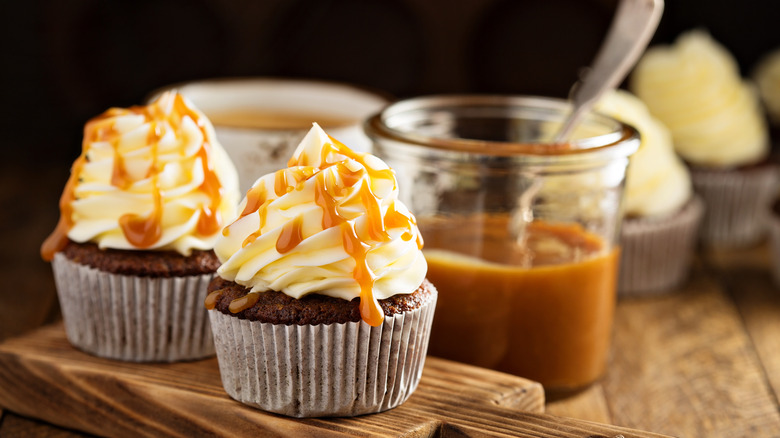 cupcakes drizzled in butterscotch sauce