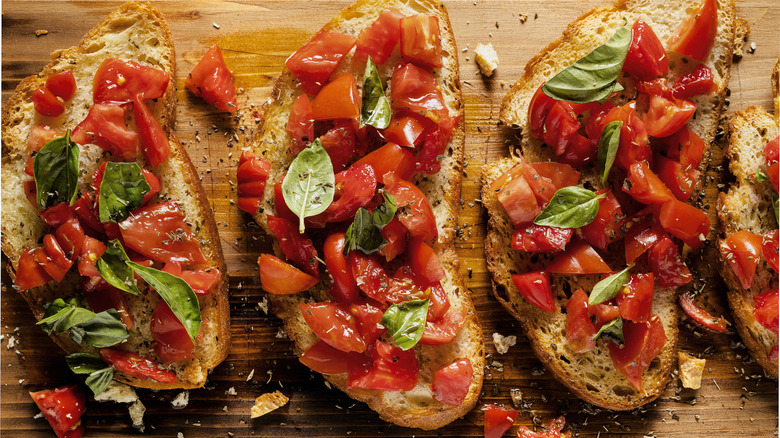 Tomato bruschetta with basil