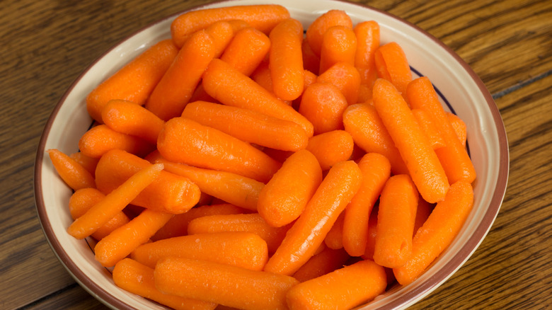 Wet baby carrots in bowl