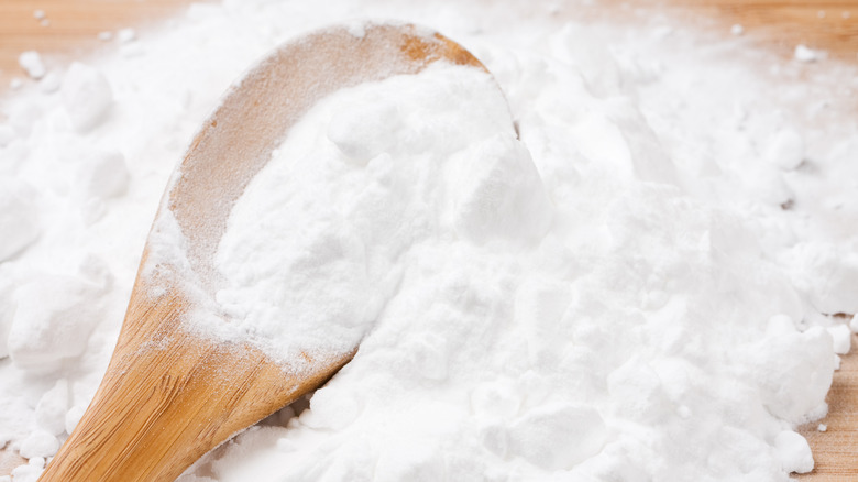 baking soda with wood spoon