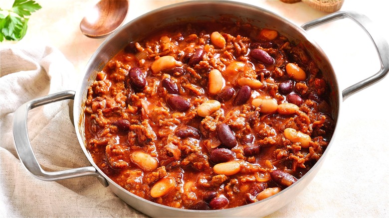 Beans and beef in tomato sauce 