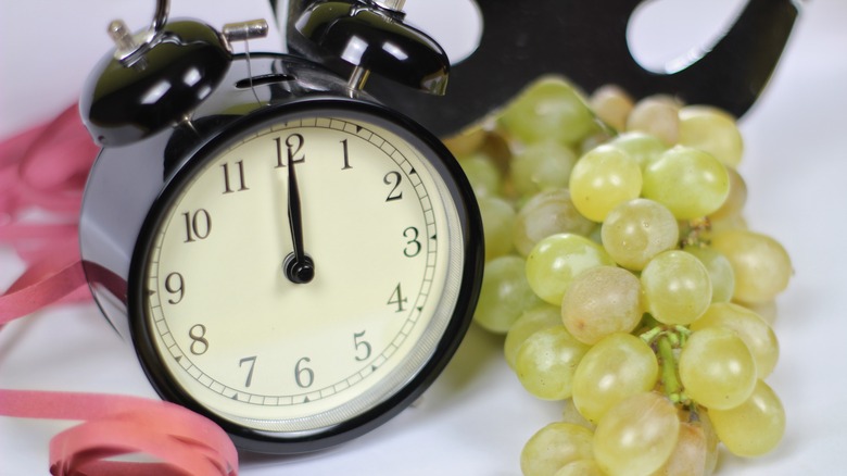 the-spanish-tradition-of-eating-grapes-at-the-stroke-of-midnight