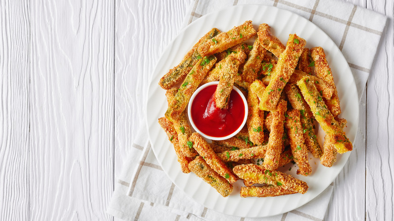 Breaded zucchini slices with marinara sauce