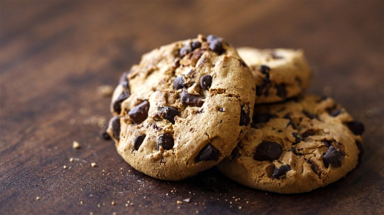 3 chocolate chip cookies 