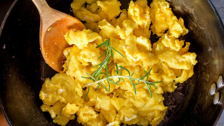 Scrambled eggs in a skillet