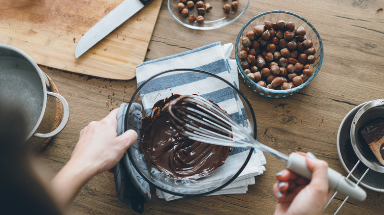 Melted chocolate in bowl