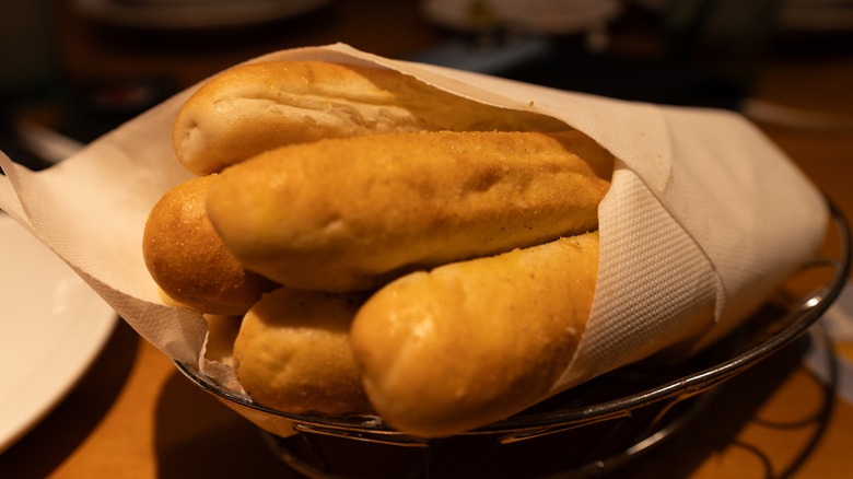 Olive Garden breadsticks in basket