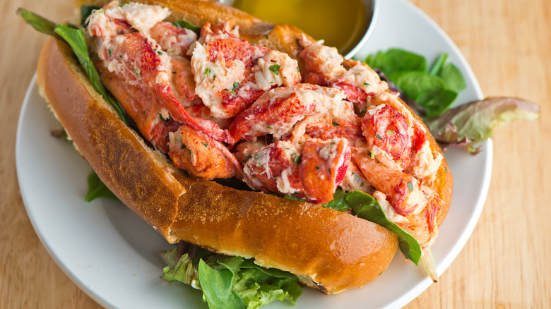 lobster roll sandwich