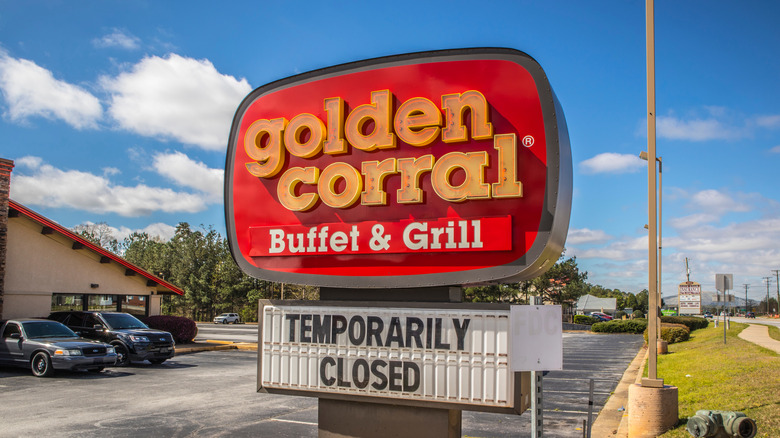 Golden Corral temporarily close sign