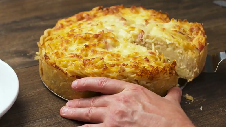 slicing olive garden spaghetti pie