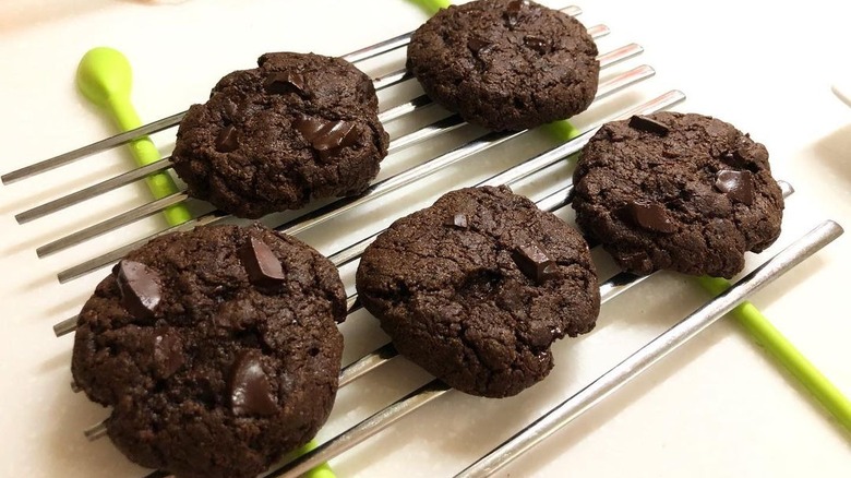 Cookies on chopstick cooling rack