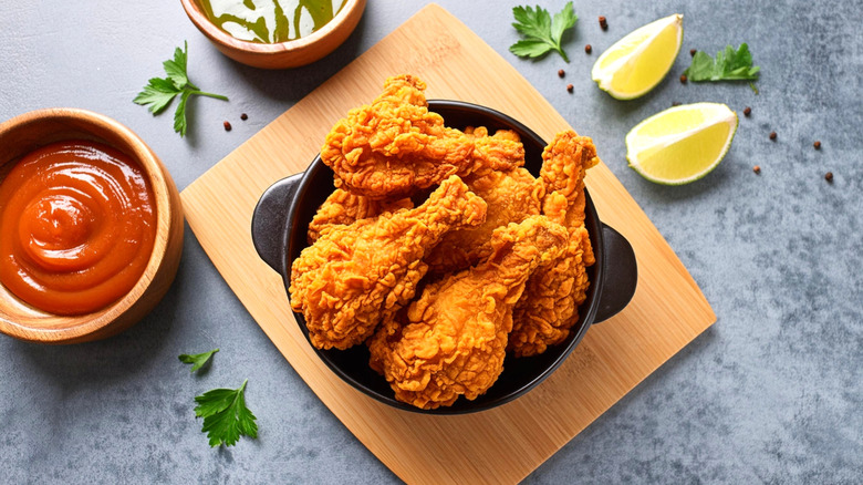 Bowl of fried chicken drumsticks