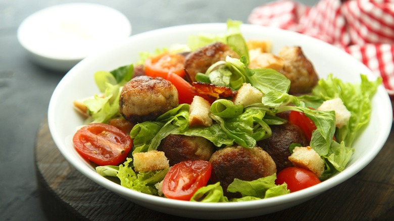 salad with meatballs