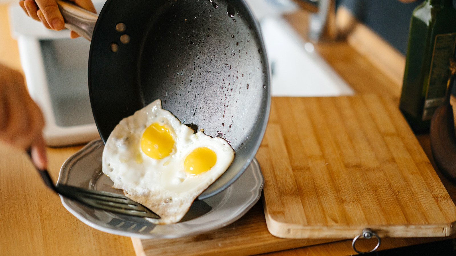 Our Favorite Pan Makes Sure No Egg Is Left Behind, and It's Nearly