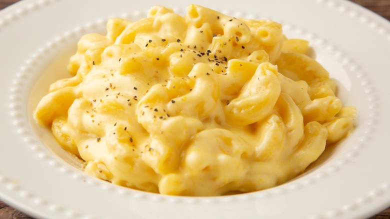 Mac and cheese with black pepper