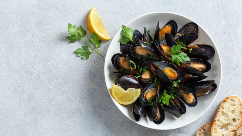 Bowl of mussels with lemon