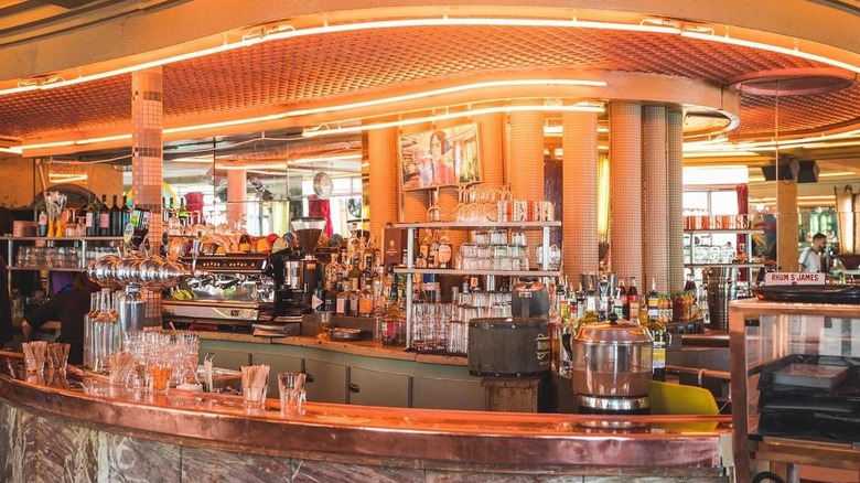 Café des Deux Moulins interior