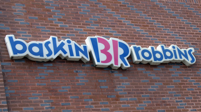 Wall with the Baskin-Robbins logo displayed