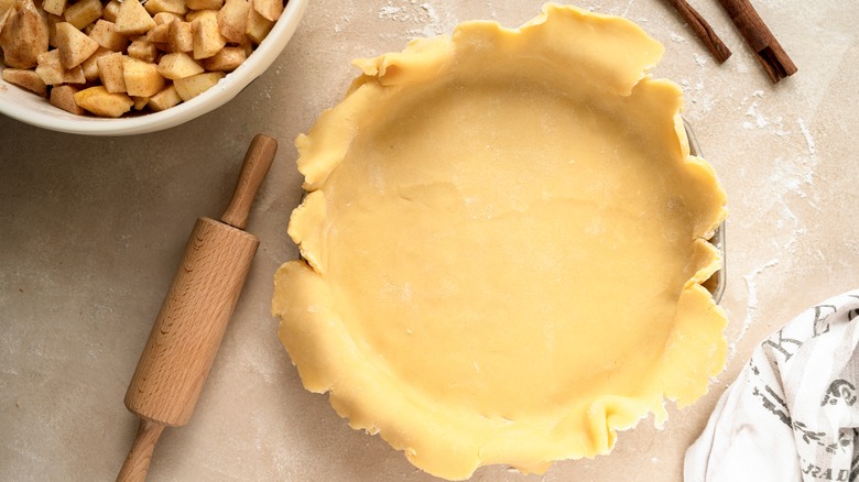 Pie tin lined with dough