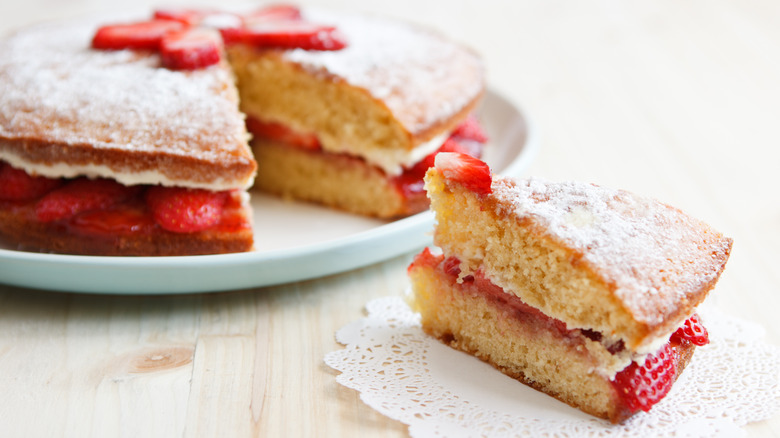 Victoria sponge with strawberries and cream