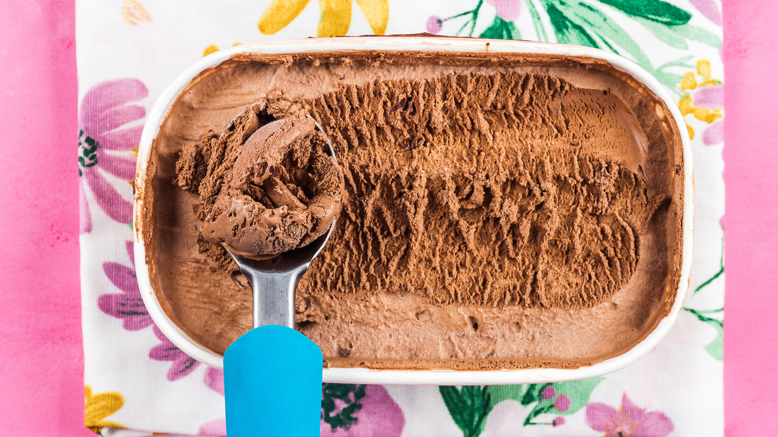 https://www.thedailymeal.com/img/gallery/the-trick-you-need-to-use-to-store-ice-cream/l-intro-1663774802.jpg