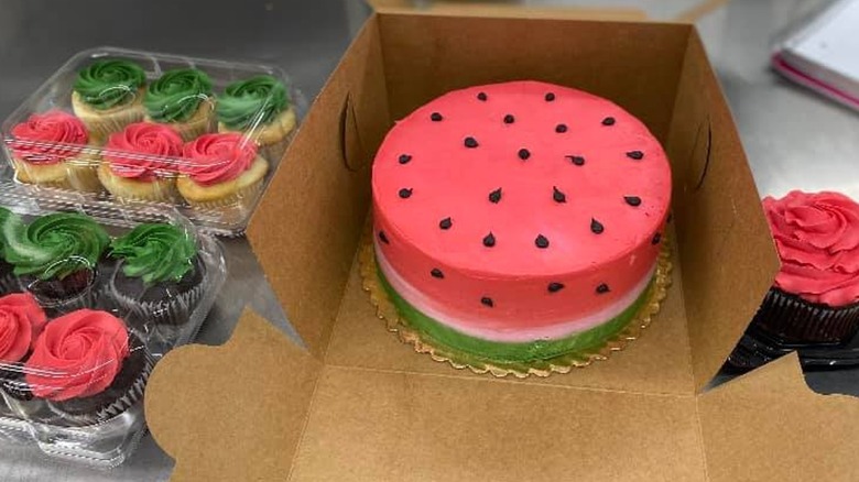 watermelon cake and cupckaes