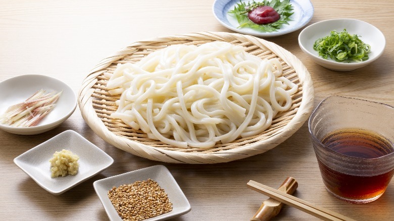 Udon noodles on basket plate