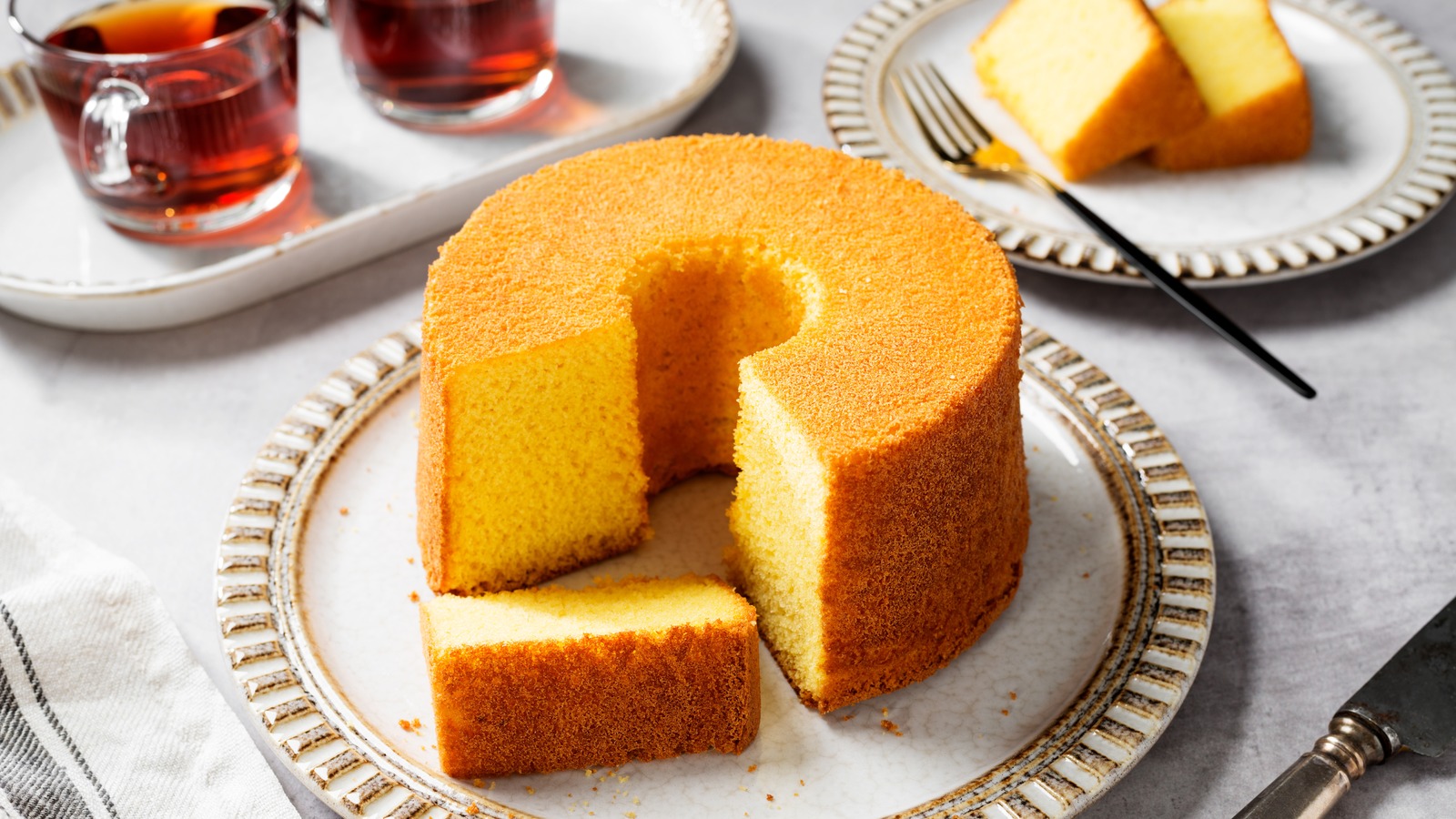 https://www.thedailymeal.com/img/gallery/the-ultimate-guide-to-chiffon-cake/l-intro-1692380841.jpg