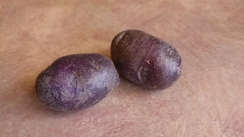 Purple majesty potatoes on table