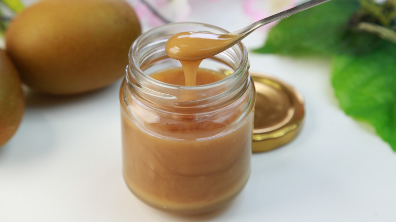 Spoonful of Manuka honey in jar 