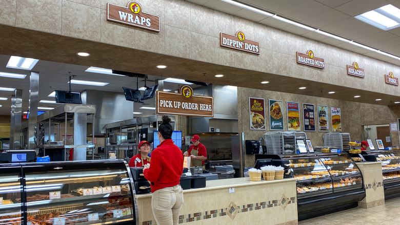 Buc-ee's ordering counter