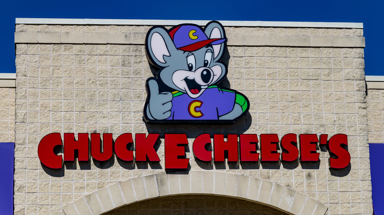 exterior of chuck e. cheese