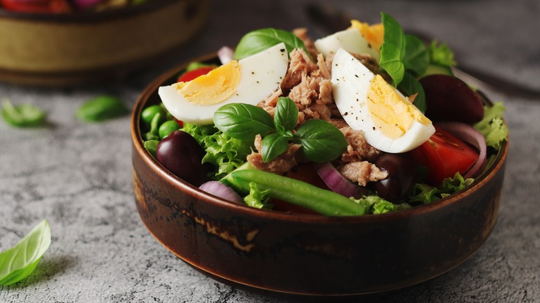 salade niçoise in bowl