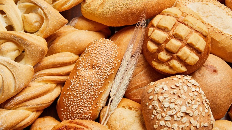 various types of bread 