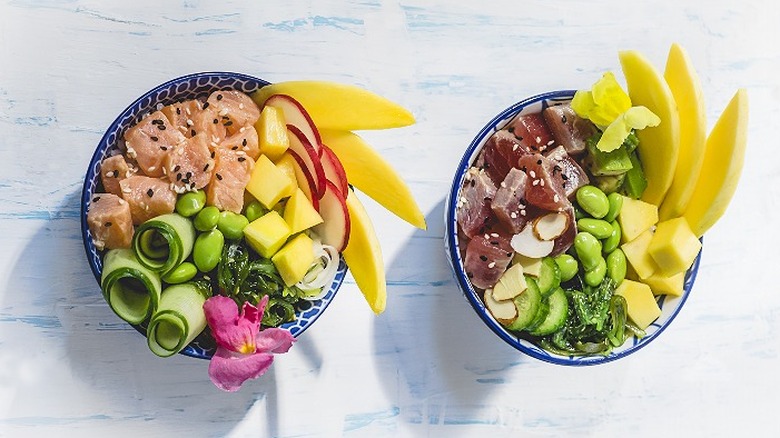 Poke bowls with mango