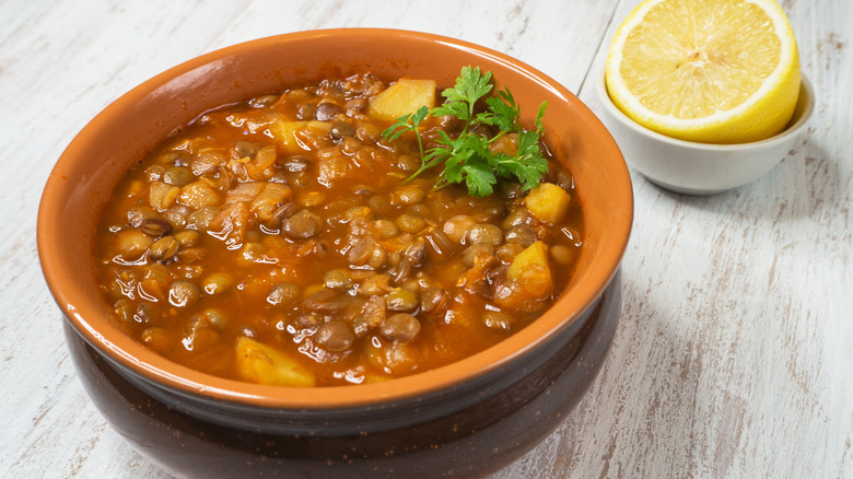 Bowl of adasi with a sliced lemon