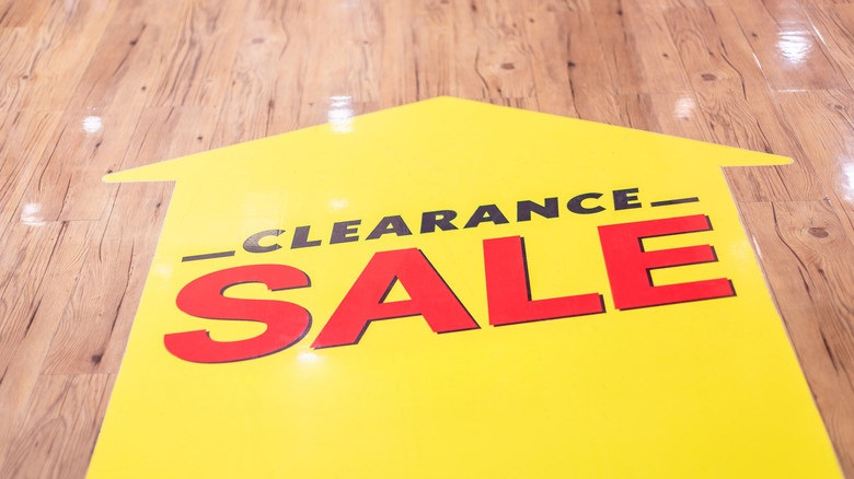 Clearance sign on floor