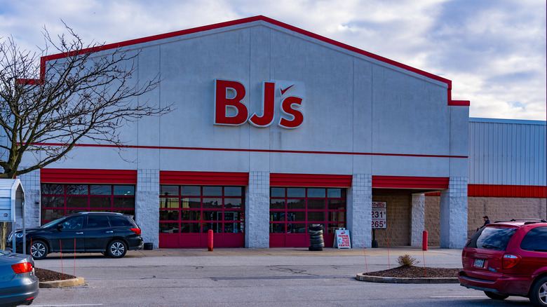 Car parked in front of BJ's