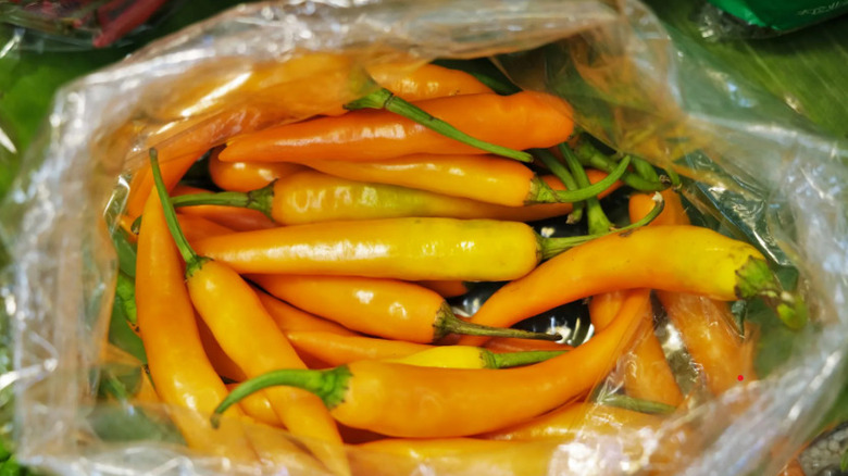 fresh Thai prik kariang chilies