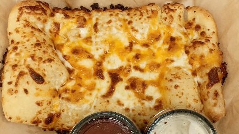 Chuck E. Cheese cheesy bread